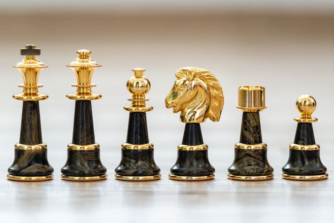 Luxus sakkfigurák széles választéka.✨ Olyan anyagok, mint az ében vagy rózsafa, illetve művészi megmunkálásuk. Mindez...