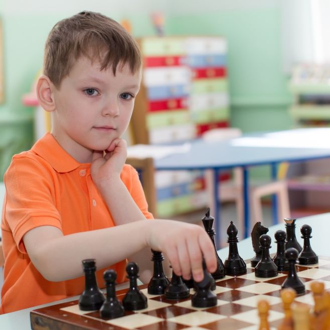 A sakk-kluboknak, sakk csoportoknak az iskolában, illetve a szabadidő központokban, természetesen saját felszerelésre van...