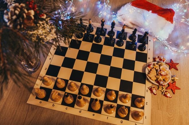 🎅 Lepd meg magad egy mikulásnapi sakkpartival! Akár angyal, akár kis ördög vagy, a sakk mindig jó ajándék! ♟ 👉 Nézd meg...